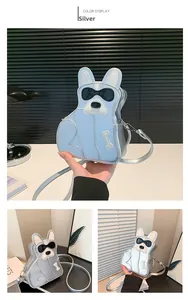 Détail du sac bandoulière bouledogue argenté avec lunettes et étiquette d'os