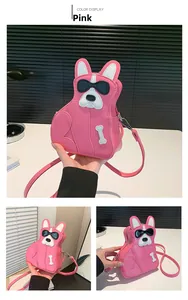 Détail du sac à bandoulière chien rose avec lunettes de soleil 3D et breloques os
