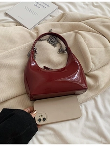 Sac à main croissant chic en cuir verni bordeaux avec bandoulière chaîne argentée