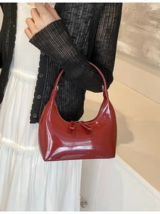 Sac hobo en cuir verni rouge brillant avec design demi-lune et fermeture à glissière