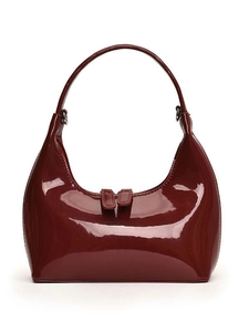 Sac à main demi-lune en cuir verni bordeaux élégant avec finition brillante et poignée