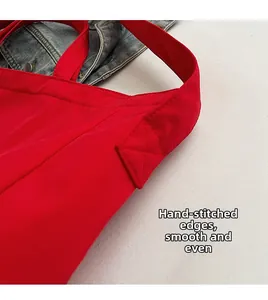 Gros plan des coutures précises et des finitions lisses sur la bandoulière du sac rouge