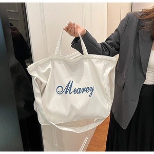 Détail du sac cabas en toile blanche avec broderie Mearey et bandoulière réglable