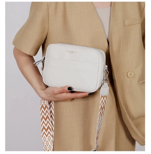 Detail of white lychee grain leather crossbody bag with ethnic pattern wide strap