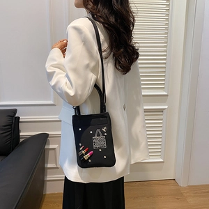 Fashionable black crossbody envelope bag with lipstick patch embroidery and crystals