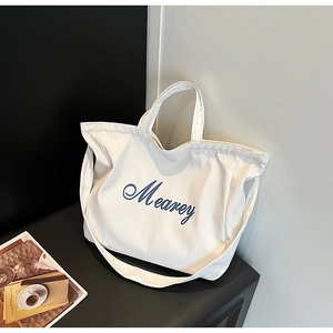 Détail du sac cabas en toile blanche avec broderie artistique Mearey bleue de qualité