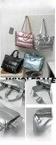 Détails de grands sacs fourre-tout matelassés métallisés avec poches zippées et sangle