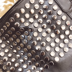 Borsa tote in pelle nera con borchie metalliche argentate in stile punk e grande capacità