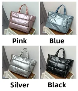 Vue détaillée de sacs fourre-tout matelassés en rose, bleu, argent et noir avec finition métal