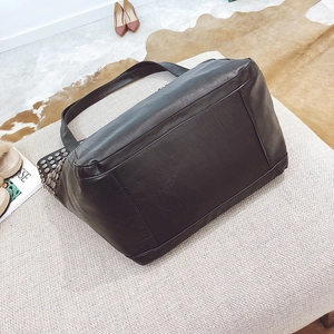 Grande borsa tote in ecopelle nera con borchie argentate e ampia tracolla da donna