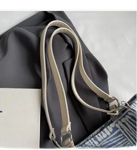 Detalle del bolso tote jacquard azul con anillas en D plateadas y asas de cuero sintético