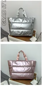 Détails de sacs de voyage matelassés en argent et or rose avec fermetures éclair