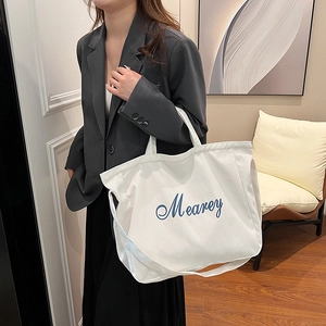 Grand sac cabas en toile blanche avec broderie Mearey bleue et bandoulière réglable