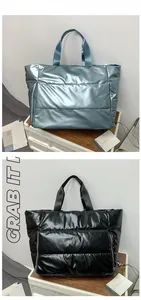 Détail du grand sac de voyage matelassé avec finition métallisée et fermetures latérales