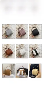 Detailansicht gewebter Beuteltaschen in neun Farben mit Metallketten und Griffen