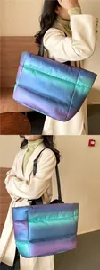 Vue détaillée du sac cabas matelassé aux reflets irisés métallisés et bandoulières noires