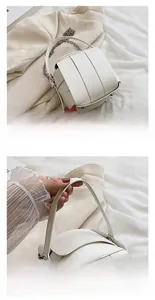 Detailansicht der weißen gewebten Beuteltasche mit strukturiertem Design und Metallkette