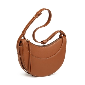 Caramel crescent saddle bag in textured leather with contrast white stitching details