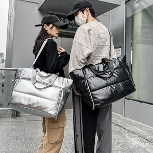 Grand sac de voyage matelassé pour sport ou weekend, modèles argenté et noir présentés