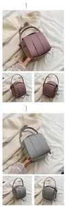 Detailansicht der gewebten Beuteltasche in Puderrosa und Grau mit Kette und Griff
