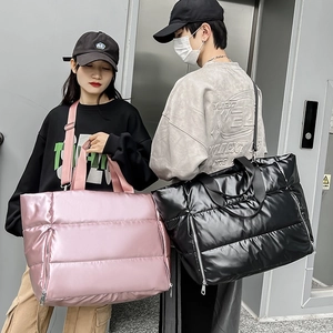 Sac de voyage matelassé rose métallisé et noir avec bandoulière réglable