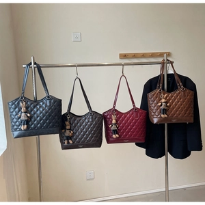 Quilted tote bags in four colors featuring fashion slogans and cute rabbit charms