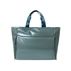 Sac fourre-tout matelassé bleu clair brillant avec fermetures éclair et grand volume