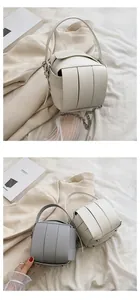 Details der geflochtenen Eimertasche mit breiten Streifen und abnehmbarer Metallkette