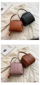 Detailansicht gewebter Leder-Eimertaschen mit Metallfüßen und strukturierter Flechtoptik