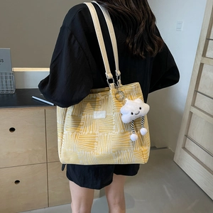 Bolso tote geométrico amarillo y crema con correas de cuero blanco y colgante nube