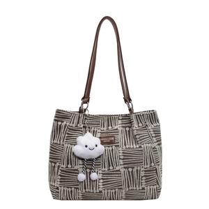 Bolso tote de jacquard beige con motivos geométricos, asas de cuero y colgante de nube