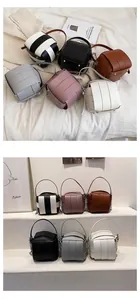 Detailansicht der gewebten Leder-Beuteltaschen in sechs Farben mit Kettenriemen und Nieten