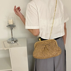 Woven Straw Shoulder Bag Cloud Pouch Summer Beach Crossbody With Gold Chain For Women Fashion Vacation Handbag