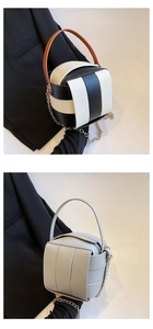 Detail der gewebten quadratischen Box-Tasche mit Kontrastfarben und silberner Kette