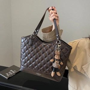 Damen Gesteppte Rauten Tote Tasche Kunstleder Große Kapazität Schultertasche Mit Süßem Plüsch Hasenanhänger Pendler Lässig