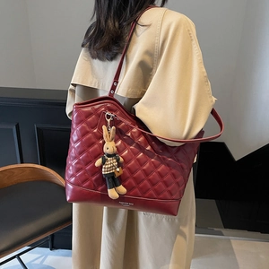 Burgunderfarbene gesteppte Shopper Tasche mit Hasenanhänger aus glänzendem Leder