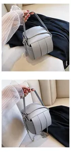 Detail der hellblauen geometrischen Bucket Bag mit silberner Metallkette