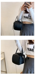Detailansicht der gewebten Mini-Tasche in Würfelform mit silberner Kette und mattem Leder