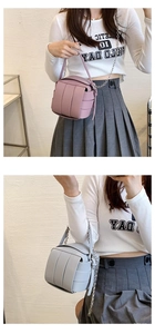 Detail von gewebten Beuteltaschen in Pink-Violett und Hellgrau mit Kettenriemen
