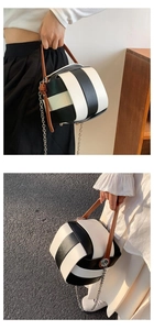 Details der gewebten Patchwork-Beuteltasche mit schwarz-weißem Leder und Kettenriemen