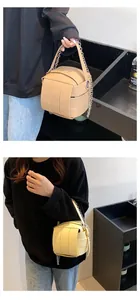 Detail der gewebten Leder-Beuteltasche mit silberner Kette und praktischem Griff