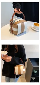 Detail der farblich abgesetzten Webtasche mit Ledergriff und silbernem Kettenriemen