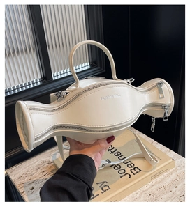 Détail du sac à main créatif blanc cassé en forme de boule avec zips argentés