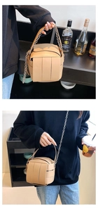 Detail der geflochtenen beige Ledertasche mit Silberkette und Tragegriff oben