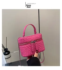 Dettaglio della borsa intrecciata rosso rosa con cerniera argentata e tracolla a catena