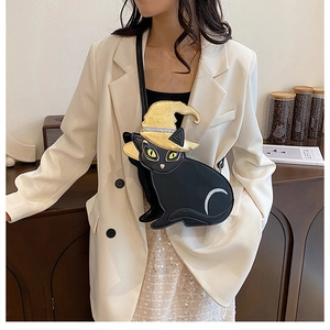 Détail du sac bandoulière chat avec chapeau de magicien doré brillant en cuir PU noir