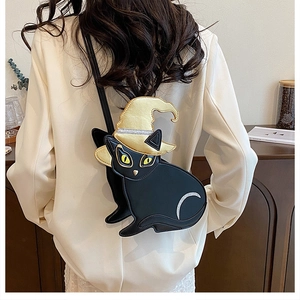 Vue détaillée du sac bandoulière chat noir avec chapeau de sorcier doré sur modèle