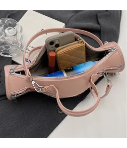 Vue de dessus de l'intérieur du sac rose cylindrique montrant l'espace de rangement