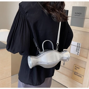 Détail du sac à main argenté en forme de sablier avec finition métallique et bandoulière