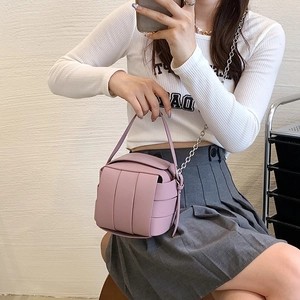 Helllila gewebte Leder-Eimertasche mit silberner Kette für Crossbody oder Tragegriff